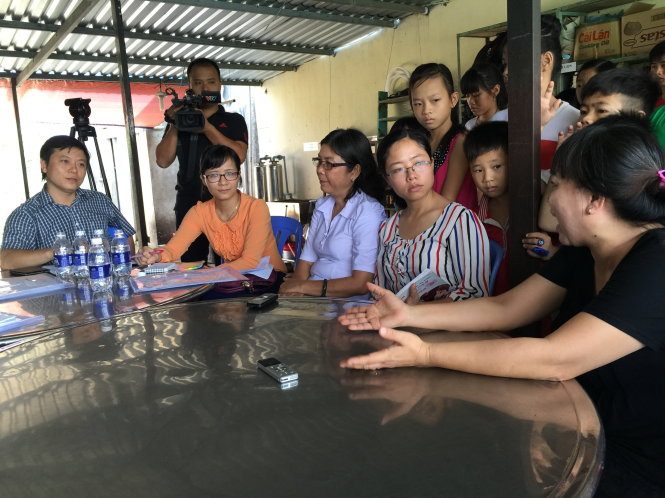 Chị Vân (bìa phải) trình bày ý kiến của mình với đoàn công tác các cấp đến xem xét điều kiện hoạt động của nhà Hạnh Phúc - Ảnh: P.Vũ