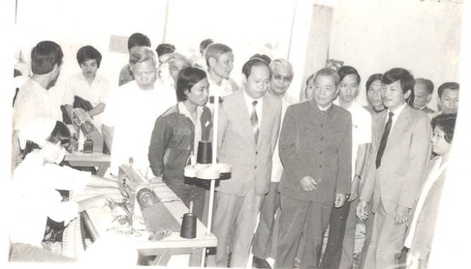 Năm 1989, Tổng bí thư Nguyễn Văn Linh (thứ tư từ phải sang) và ông Nguyễn Văn Chi (thứ sáu từ phải sang - lúc ấy làm bí thư Tỉnh ủy Quảng Nam - Đà Nẵng) thăm Xí nghiệp dệt may 29-3, Đà Nẵng - Ảnh tư liệu