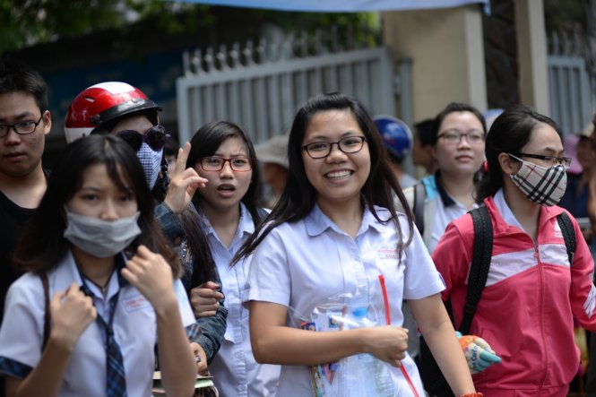 Thí sinh vừa hoàn thành thi môn toán tại điểm thi Trường THPT Võ Thị Sáu , Q.Bình Thạnh , TP. HCM, sáng 1-7 - Ảnh: Duyên Phan