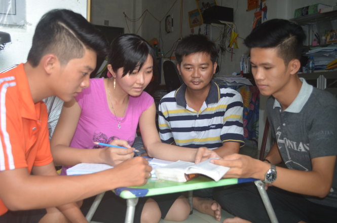Vợ chồng thầy Khương đang ôn bài cho Khang (bìa trái) và Mộng (bìa phải) Ảnh: MINH TÂM
