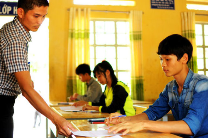 Tại nhiều điểm thi có quá ít thí sinh thi môn vật lý. Trong ảnh: Ba thí sinh làm thủ tục trước khi thi môn vật lý tại điểm thi Trường THPT Đạ Tông (xã Đạ Tông, huyện Đam Rông, tỉnh Lâm Đồng) - Ảnh: LÂM THIÊN