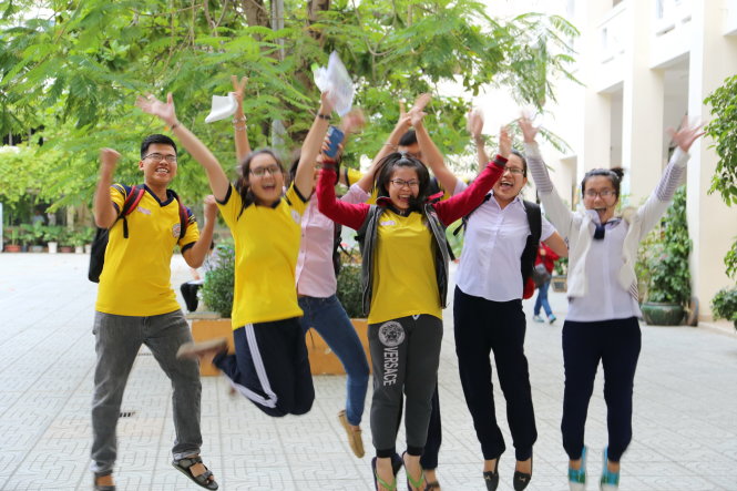 Niềm vui của thí sinh sau khi hoàn tất thi môn sử tại điểm thi Trường THPT Gia Định thuộc cụm thi ĐHQG TP.HCMẢnh: NHƯ HÙNG