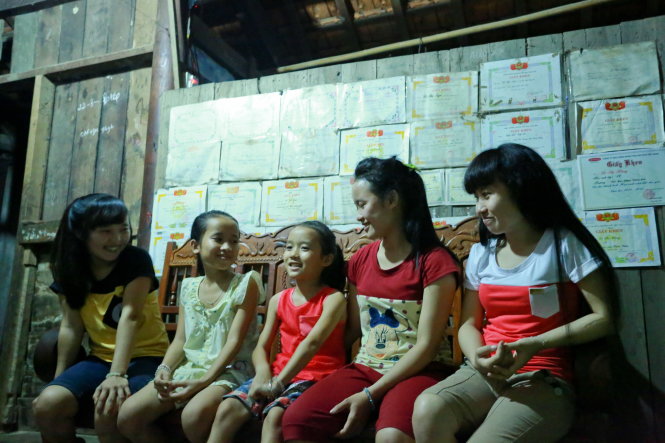 Năm chị em (từ trái qua): Dung, Ngân, Hằng, Nga, Linh Ảnh: TIẾN THÀNH