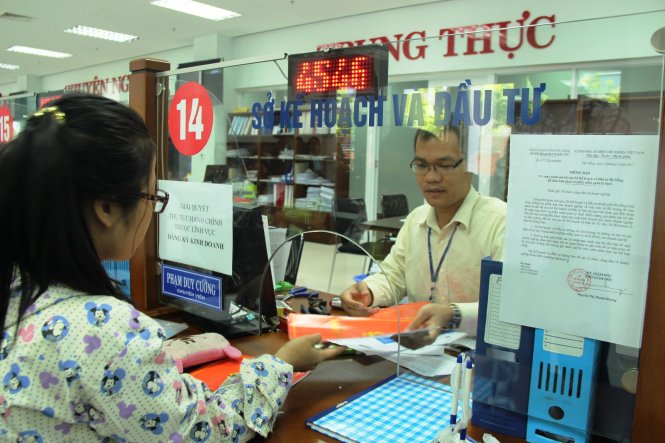 Người dân đến làm việc tại văn phòng một cửa tại Trung tâm Hành chính TP Đà Nẵng được chỉ dẫn tận tình nhanh gọn. Trong ảnh: làm thủ tục tại Sở Kế hoạch - đầu tư Đà Nẵng Ảnh: PHAN THÀNH