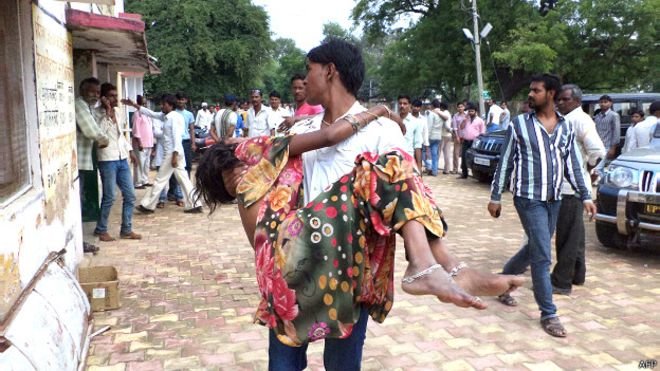 Cứu nạn nhân vụ giẫm đạpẢnh: AFP
