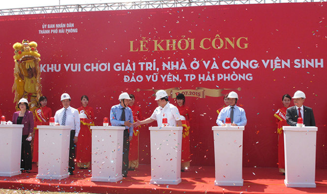 Phó Thủ tướng Hoàng Trung Hải cùng lãnh đạo TP.Hải Phòng và các bộ, ngành bấm nút khởi công dự án - Ảnh: Đ.Bình