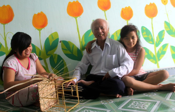 Thầy Minh về thăm ngôi nhà mới của chị em Thùy Dương Ảnh: HẢI QUÂN