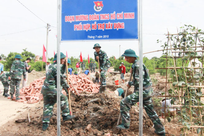 Hàng trăm đoàn viên thanh niên bỏ công sức xây dựng các công trình nông thôn - Ảnh: Tiến Thắng