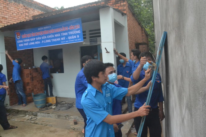 Các tình nguyện viên Hành quân xanh đang sửa chữa căn nhà của chị Nguyễn Thị Chót Ảnh: QUANG PHƯƠNG