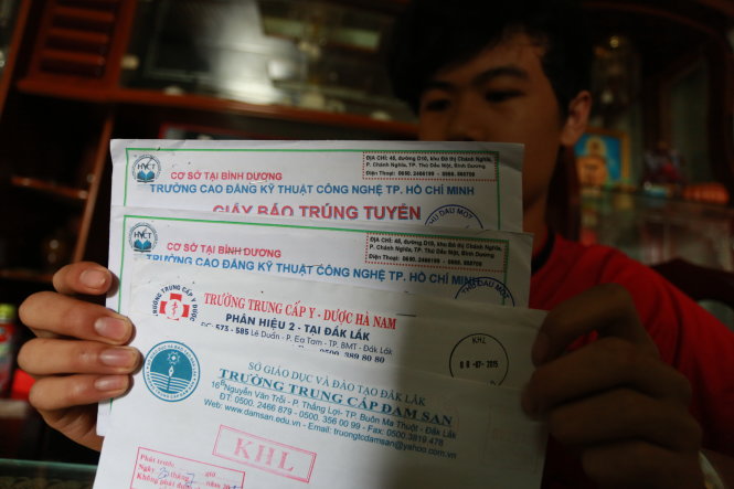 Thí sinh Phan Thanh Tâm với 4 giấy báo trúng tuyển, nhập học nhận được ngày 18-7 - Ảnh: Tiến Thành