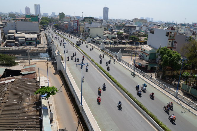 Với ngân sách để lại khá eo hẹp như hiện nay, TP.HCM sẽ rất khó để tái đầu tư nhằm phát huy tiềm năng lợi thế trung tâm thương mại quan trọng nhất của cả nước. Trong ảnh: cầu Hậu Giang vừa được hoàn thành bắc qua kênh Tân Hóa - Lò GốmẢnh: HỮU KHOA