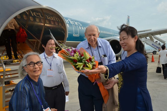 Phó chủ tịch UBND tỉnh Bình Định Trần Thị Thu Hà (bìa phải) đón GS Jerome Friedman tại sân bay Phù Cát chiều 26-7 Ảnh: TR.ĐĂNG