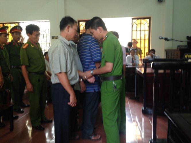 Sau khi tòa tuyên án, công an còng tay các bị cáo ngay tại tòa - Ảnh: HÀ MI