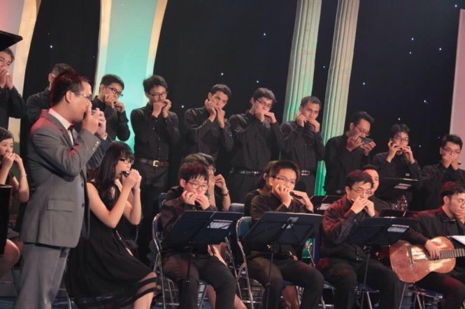 Dàn nhạc harmonica Việt Nam - Ảnh: T.L.