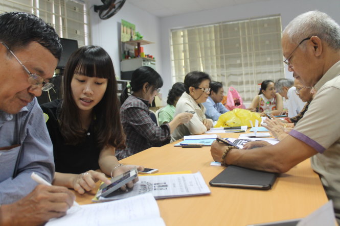 Các bạn trẻ đang hướng dẫn sử dụng Internet cho người cao tuổi Ảnh: KHOA NGUYỄN