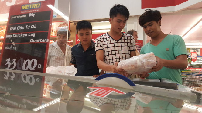 Đùi gà đông lạnh xuất xứ từ Mỹ bán với giá 33.000 đồng/kg ở siêu thị Metro Q.2, TP.HCM chiều 29-7 Ảnh: THUẬN THẮNG