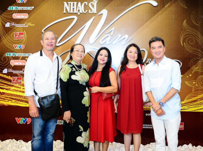 Từ trái sang: đạo diễn Đinh Anh Dũng, vợ nhạc sĩ Y Vân, ca sĩ Ngọc Ánh, con gái nhạc sĩ Y Vân và ca sĩ Đàm Vĩnh Hưng tại cuộc họp báo chiều 29-7 - Ảnh: Nguyên Trương