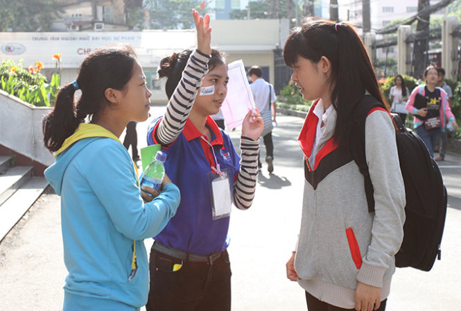 Thí sinh dự thi THPT quốc gia 2015 tại cụm thi do Trường ĐH Sư phạm TP.HCM chủ trì - Ảnh: Minh Giảng
