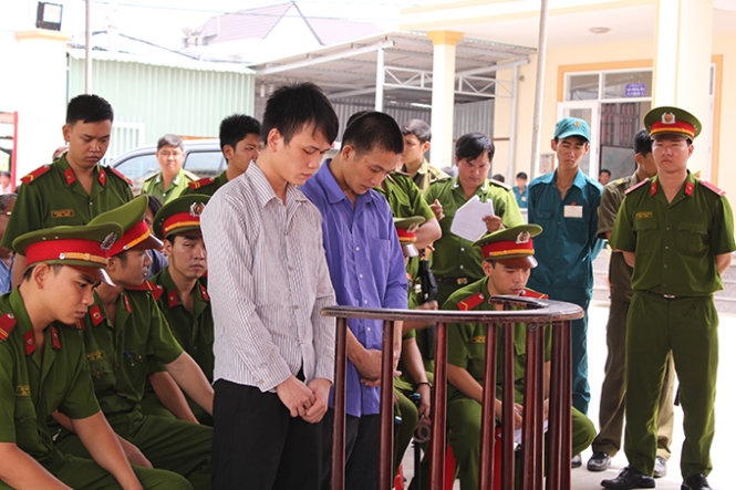 Tài (áo kẻ) và Đáp (áo xanh) đứng nghe tuyên án