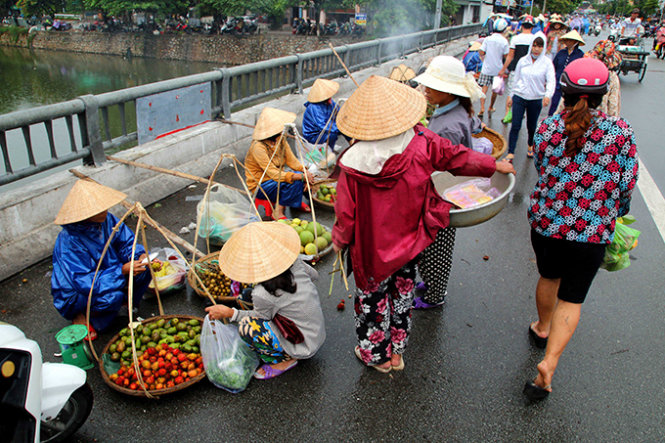 Tình trạng họp chợ nhốn nháo trên cầu An Cựu - Ảnh: Ngọc Dương