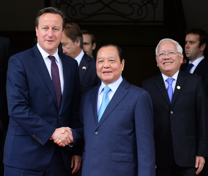 Bí thư Thành ủy TP.HCM Lê Thanh Hải (giữa) bắt tay Thủ tướng David Cameron, bên cạnh là Chủ tịch UBND TP Lê Hoàng Quân - Ảnh: THUẬN THẮNG