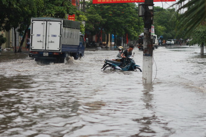 Nhiều phương tiện bị chết máy do nước ngập hơn nửa mét - Ảnh: Tiến Thắng