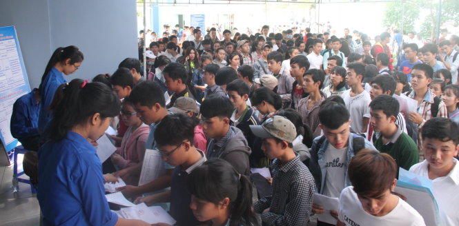 Rất đông thí sinh nộp hồ sơ xét tuyển tại ĐH Đà Nẵng sáng 4-8. Ảnh - Đoàn Cường