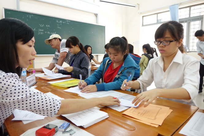 Thí sinh và phụ huynh đến nộp hồ sơ đăng ký xét tuyển tại Trường ĐH Sài Gòn sáng 5-8 - Ảnh: Như Hùng