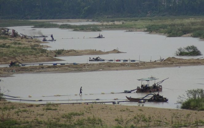 Đại công trường dưới lòng sông Thu Bồn, thuộc xã Điện Quang - Ảnh: Tr.Trung