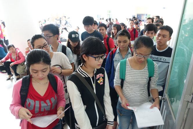Thí sinh xếp hàng dài chờ rút hồ sơ tại Trường ĐH Sư phạm TP.HCM sáng 10-8. Ảnh - Như Hùng