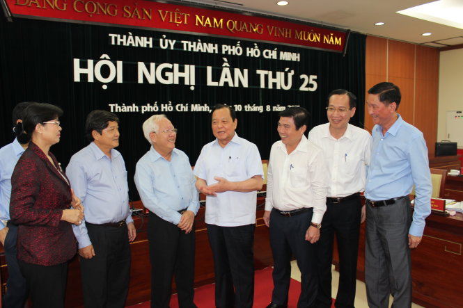 Ủy viên Bộ Chính trị - Bí thư Thành ủy TP.HCM Lê Thanh Hải trao đổi với các đại biểu tại hội nghị Ảnh: VIỄN SỰ