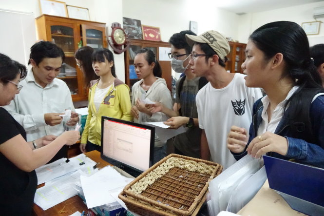 Phụ huynh và học sinh đến rút hồ sơ xét tuyển tại Trường ĐH Sư phạm TP.HCM chiều 11-8 Ảnh: NHƯ HÙNG