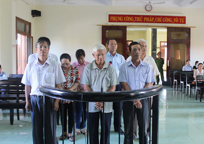 Các bị cáo nghe tòa tuyên án vào chiều ngày 12/8 - Ảnh: Hòa Xuân