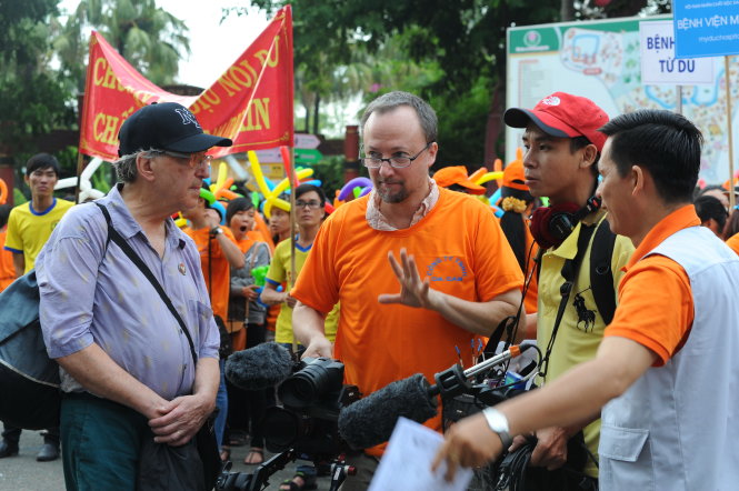 Từ trái qua: đạo diễn Alan Adelson, quay phim Scott Sinkler trong cuộc đi bộ vì nạn nhân chất độc da cam sáng 2-8 - Ảnh: TỰ TRUNG