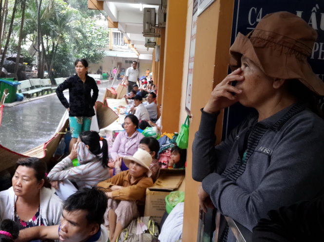 Người dân chờ đợi để khám bệnh tại BV Ung bướu TP.HCM Ảnh: HỮU KHOA