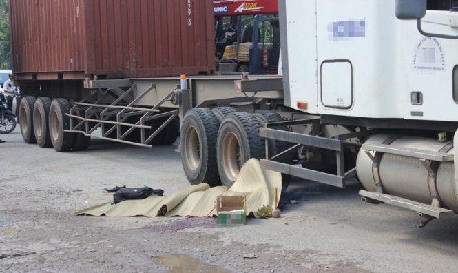 Hiện trường vụ tai nạn làm một thanh niên chết thảm dưới bánh xe container sáng 14-8 - Ảnh: Xuân An