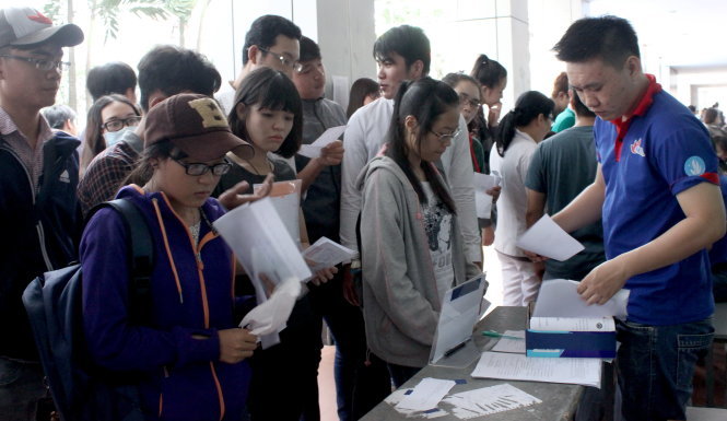 Nhiều thí sinh ở các tỉnh đến Trường ĐH Công nghiệp TP.HCM rút hồ sơ xét tuyển sáng 12-8 - Ảnh: Phương Nguyễn