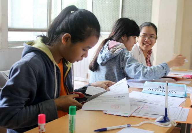 Thí sinh nộp hồ sơ đăng ký xét tuyển vào Trường ĐH Y khoa Phạm Ngọc Thạch. Ảnh: Hải Quân