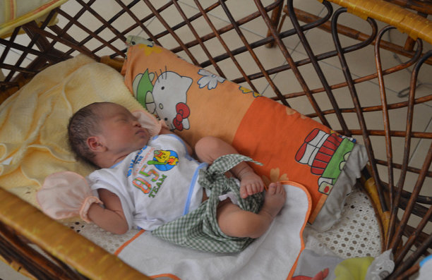 Bé trai sơ sinh bị bỏ rơi trước cổng chùa - Ảnh: Thanh Ba