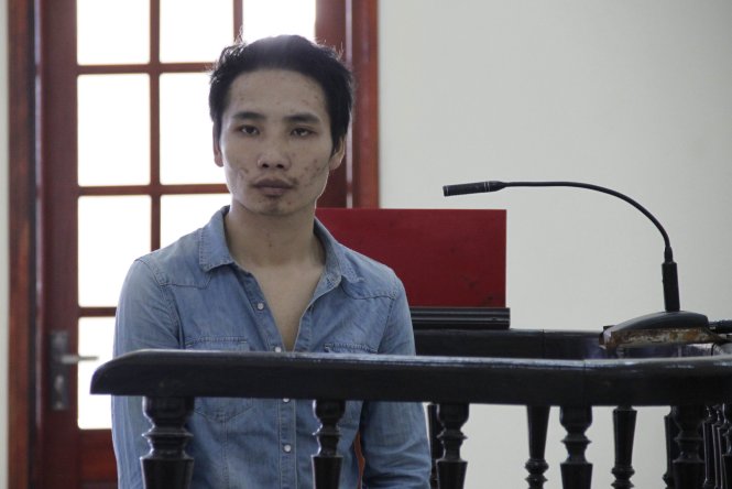 Bị cáo Hạ Bá Ku trước vành móng ngựa - Ảnh: V.ĐỒNG