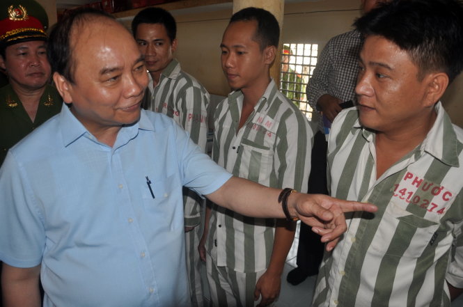 Phó thủ tướng Nguyễn Xuân Phúc thăm hỏi phạm nhân đang thi hành án tại trại giam Xuyên Mộc - Bà Rịa Vũng Tàu - Ảnh: Đông Hà