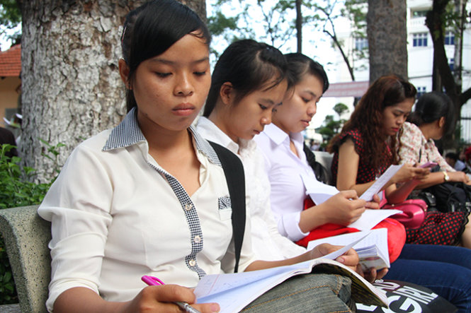 Thí sinh trước giờ thi THPT quốc gia năm 2015 - Ảnh: Trần Huỳnh