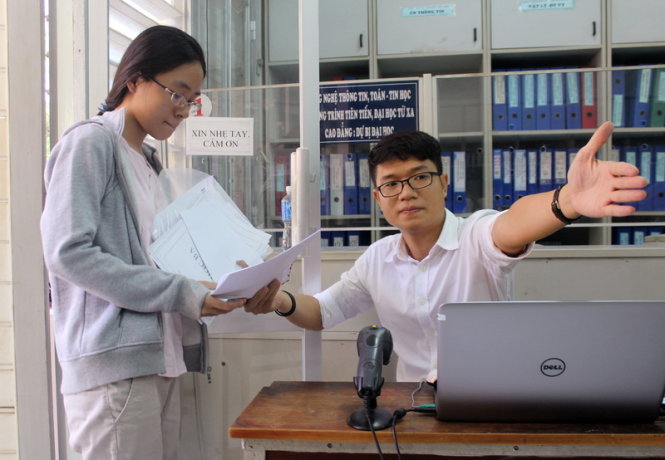 Thí sinh đến nộp hồ sơ đăng ký xét tuyển vào Trường ĐH Khoa học tự nhiên (ĐHQG TP.HCM) - Ảnh: Hải Quân