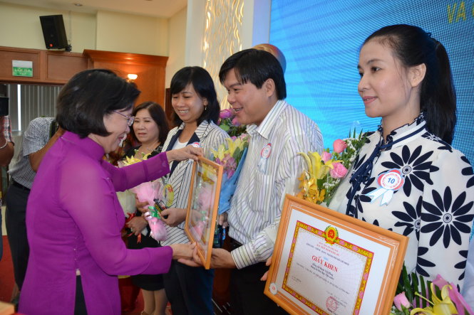 Trưởng Ban tuyên giáo Thành ủy TP.HCM Thân Thị Thư trao bằng khen cho các cá nhân được tuyên dương công viên chức tận tụy Ảnh: QUANG ĐỊNH