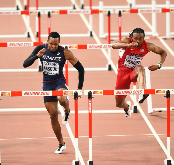 Aries Merritt (phải) trong đợt chạy chung kết 110m rào namẢnh: AFP