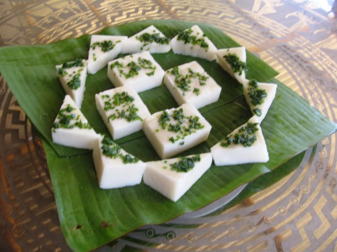 Đậu ba đã chín, cắt thành miếng, phi hẹ thơm phức - Ảnh: H.H.