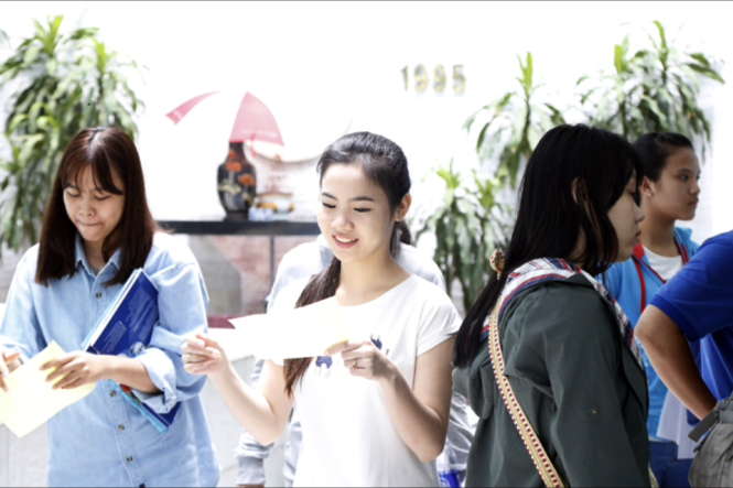 Thí sinh nộp hồ sơ đăng ký xét tuyển nguyện vọng bổ sung vào Trường ĐH Văn Lang . Ảnh V.L