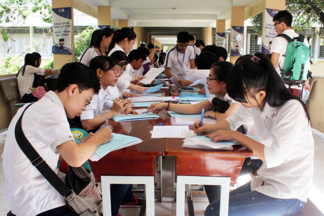 Thí sinh làm thủ tục nhập học tại Trường ĐH Khoa học tự nhiên (ĐHQG TP.HCM). Ảnh - Hải Quân