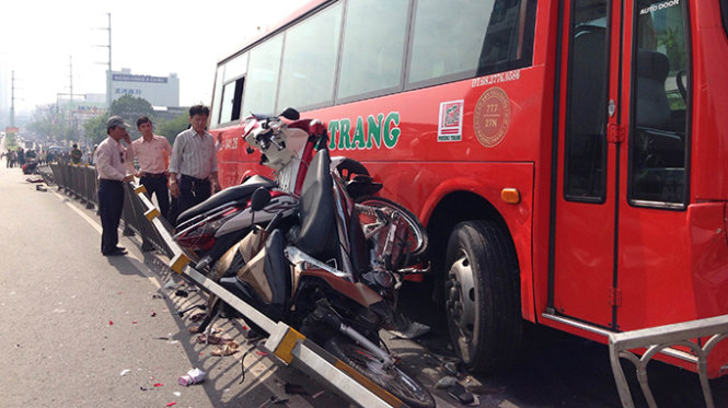 Xe khách Phương Trang lao qua dải phân cách đâm liên tiếp nhiều xe máy - Ảnh: Đại Việt