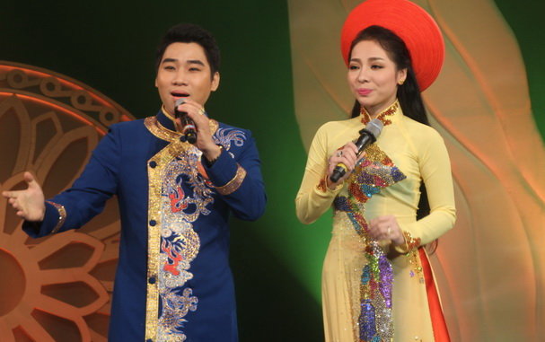 thí sinh Nguyễn Văn Hợp được chọn đi tiếp vào vòng trong với tiết mục dự thi Yêu dân tộc VN, với sự hỗ trợ của Huyền Trang - chuông vàng vọng cổ 2012 - Ảnh: Anh Khoa